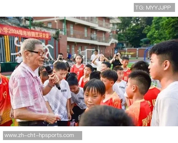 足球老师的教诲与成长之路：从球场到课堂的精彩人生旅程